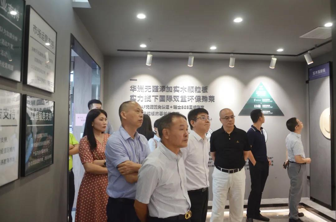 廣東省江西商會(huì)執(zhí)行會(huì)長(zhǎng)謝曉明等一行商會(huì)領(lǐng)導(dǎo)及企業(yè)家蒞臨華洲·九段參觀交流(圖6)