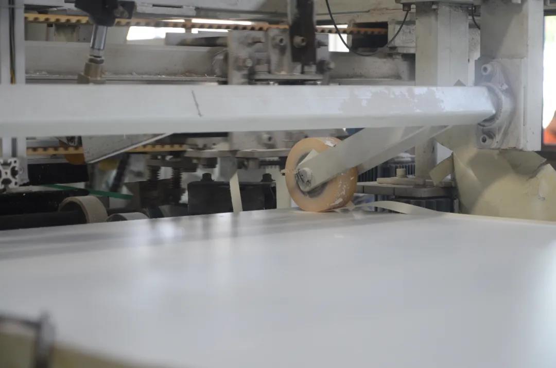 “素板美容院”，華洲又一條飾面板生產(chǎn)線投產(chǎn)了！(圖7)