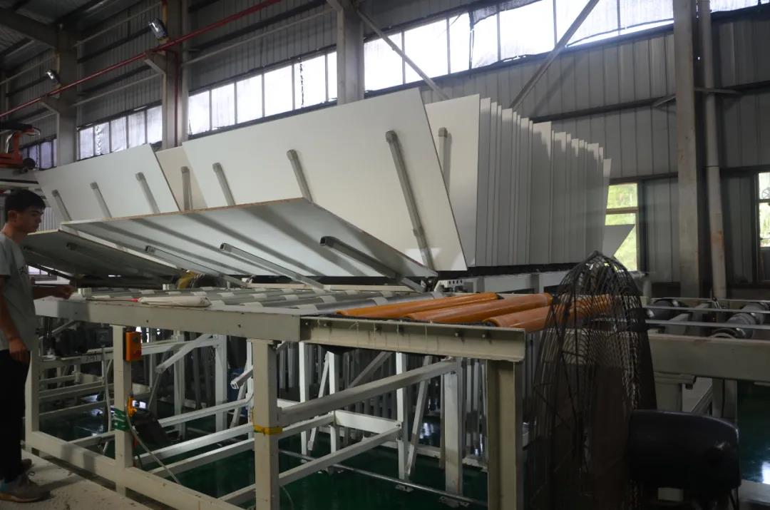 “素板美容院”，華洲又一條飾面板生產(chǎn)線投產(chǎn)了！(圖8)