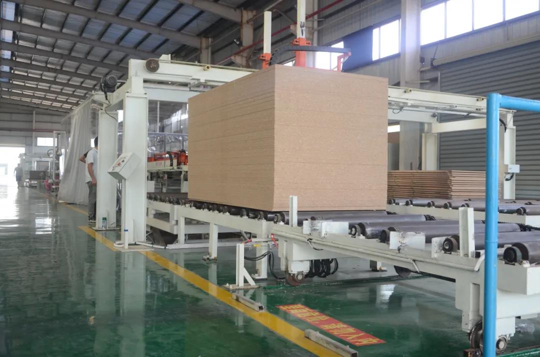 “素板美容院”，華洲又一條飾面板生產(chǎn)線投產(chǎn)了！(圖2)