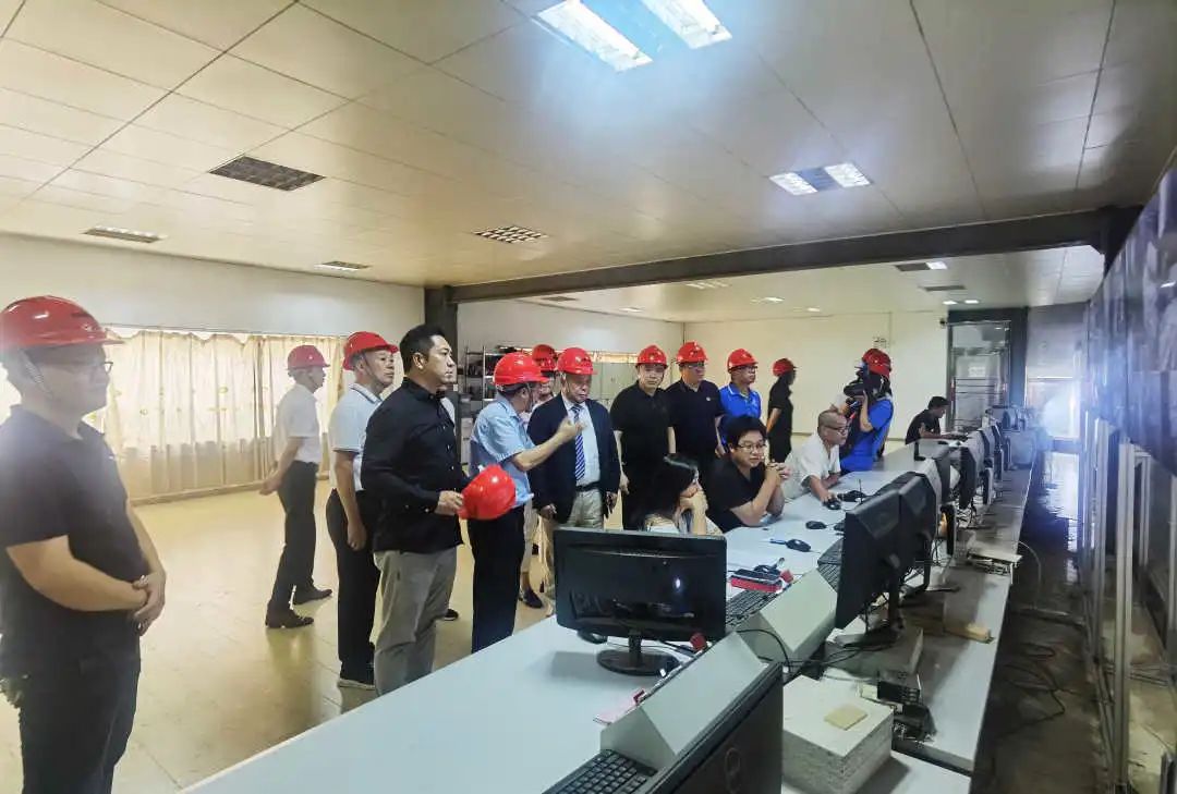 香港星光集團(tuán)、華鸝生態(tài)、始興縣政府領(lǐng)導(dǎo)一行到訪華洲木業(yè)考察交流(圖3)